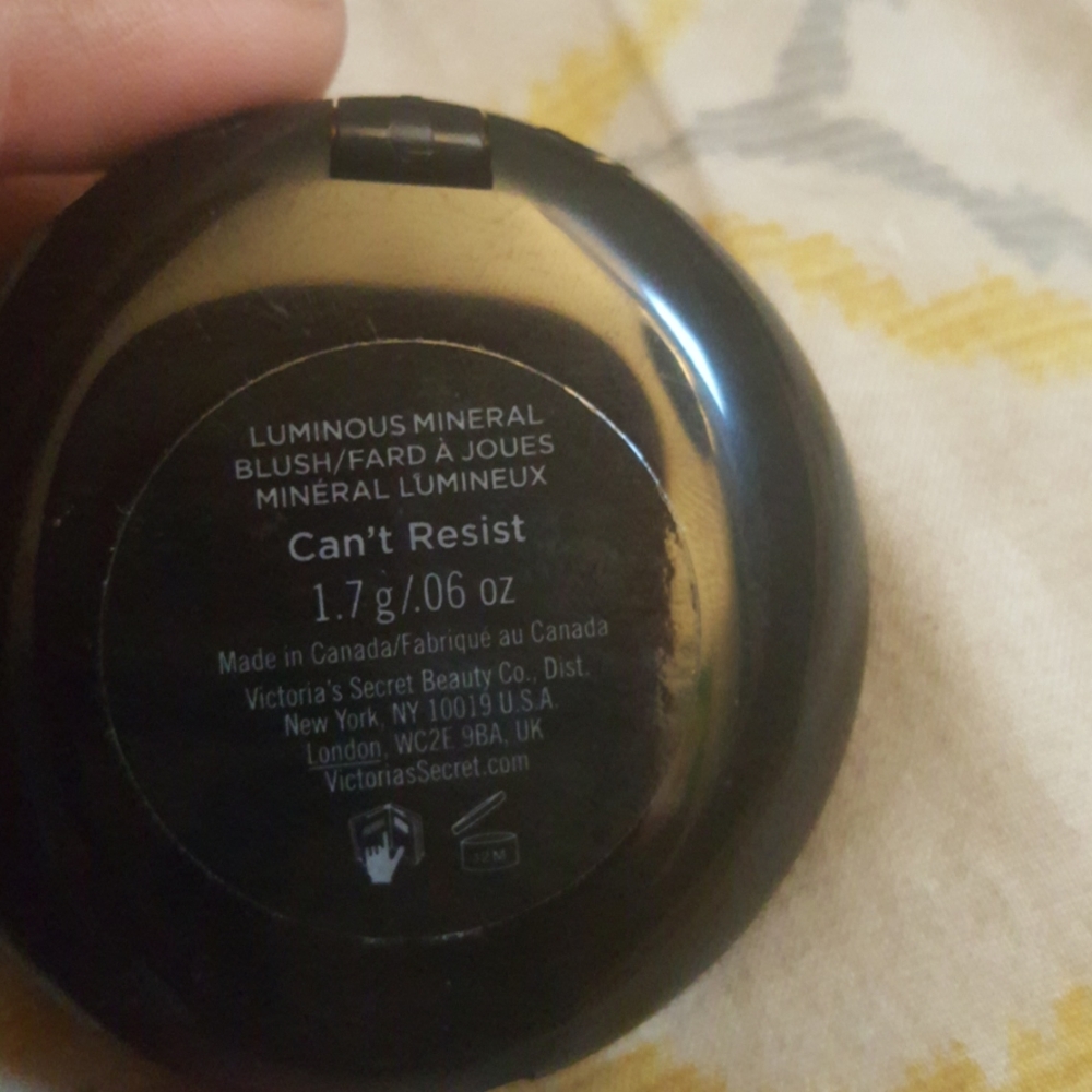 Victoria's Secret makeup trio - Picture 8 of 11